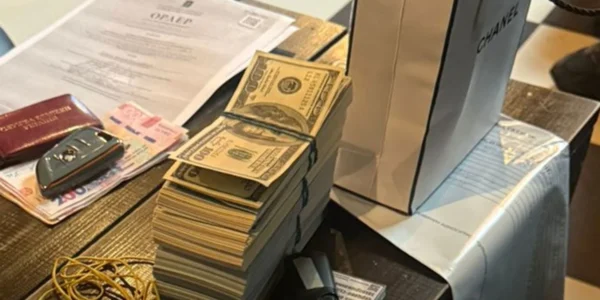 Працівника СБУ викрили на хабарі в 68 тис. доларів за зняття з розшуку та відстрочку від мобілізації