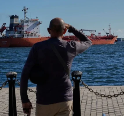 Танкер із російським паливом зупинився на шляху до Куби