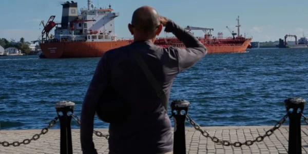 Танкер із російським паливом зупинився на шляху до Куби