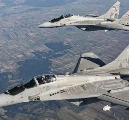 Польща підняла в небо винищувачі та привела системи ППО у готовність через масований обстріл України