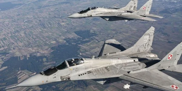 Польща підняла в небо винищувачі та привела системи ППО у готовність через масований обстріл України