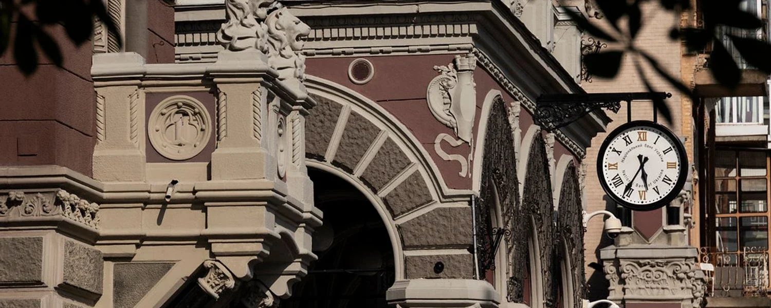 НБУ відправляє команду до Будапешта через затримання інкасаторських авто Ощадбанку