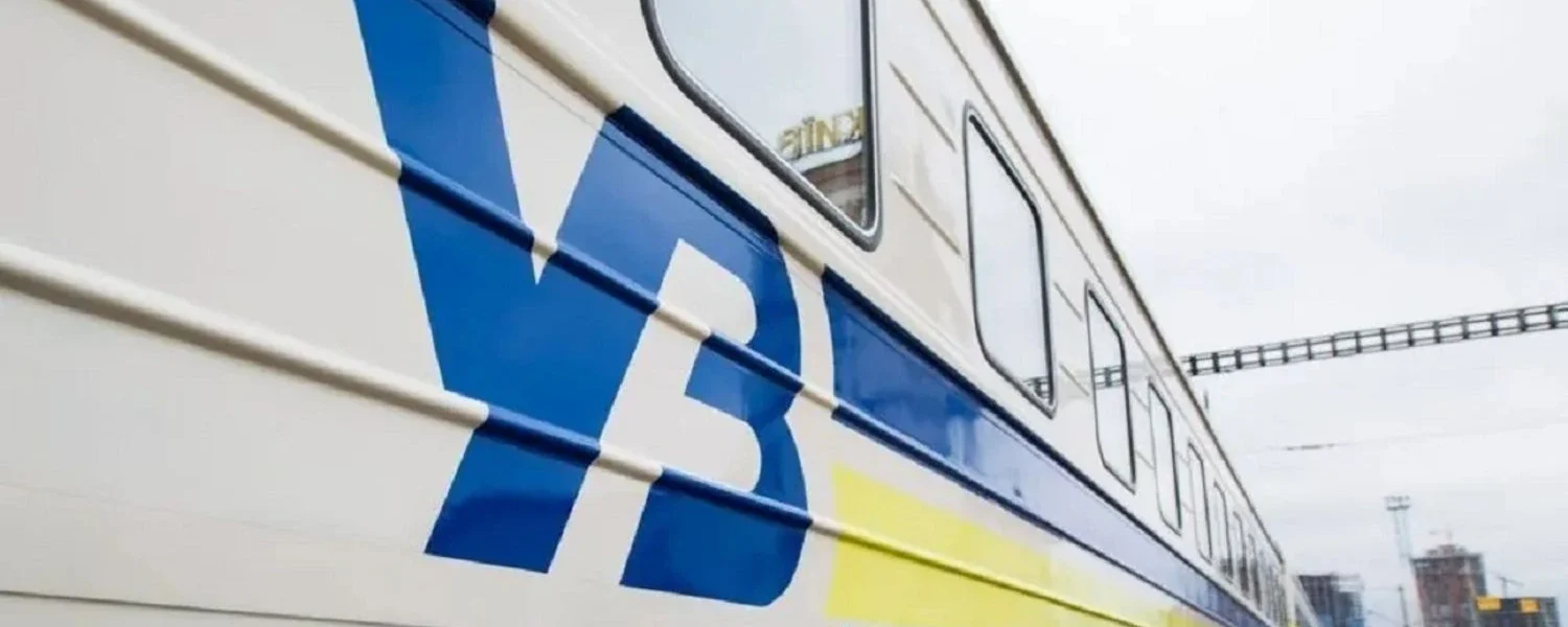 Укрзалізниця затримує низку міжнародних та внутрішніх поїздів через обстріли
