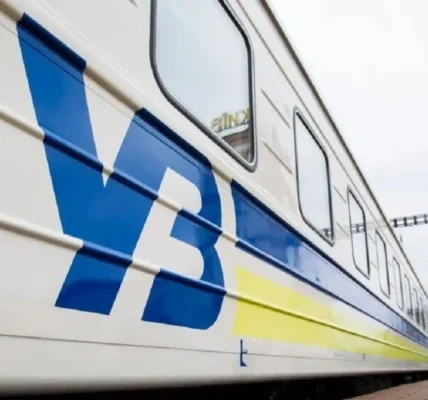 Укрзалізниця затримує низку міжнародних та внутрішніх поїздів через обстріли