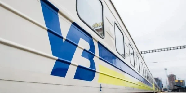 Укрзалізниця затримує низку міжнародних та внутрішніх поїздів через обстріли
