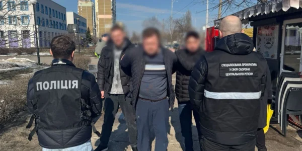 Обіцяв статус священника за 10 000 доларів для виїзду за кордон - у Києві затримали чоловіка