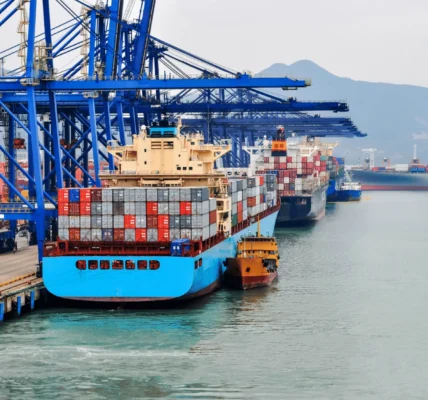 Саудівська Аравія переспрямовує експорт нафти через загрозу в Ормузькій протоці - Bloomberg