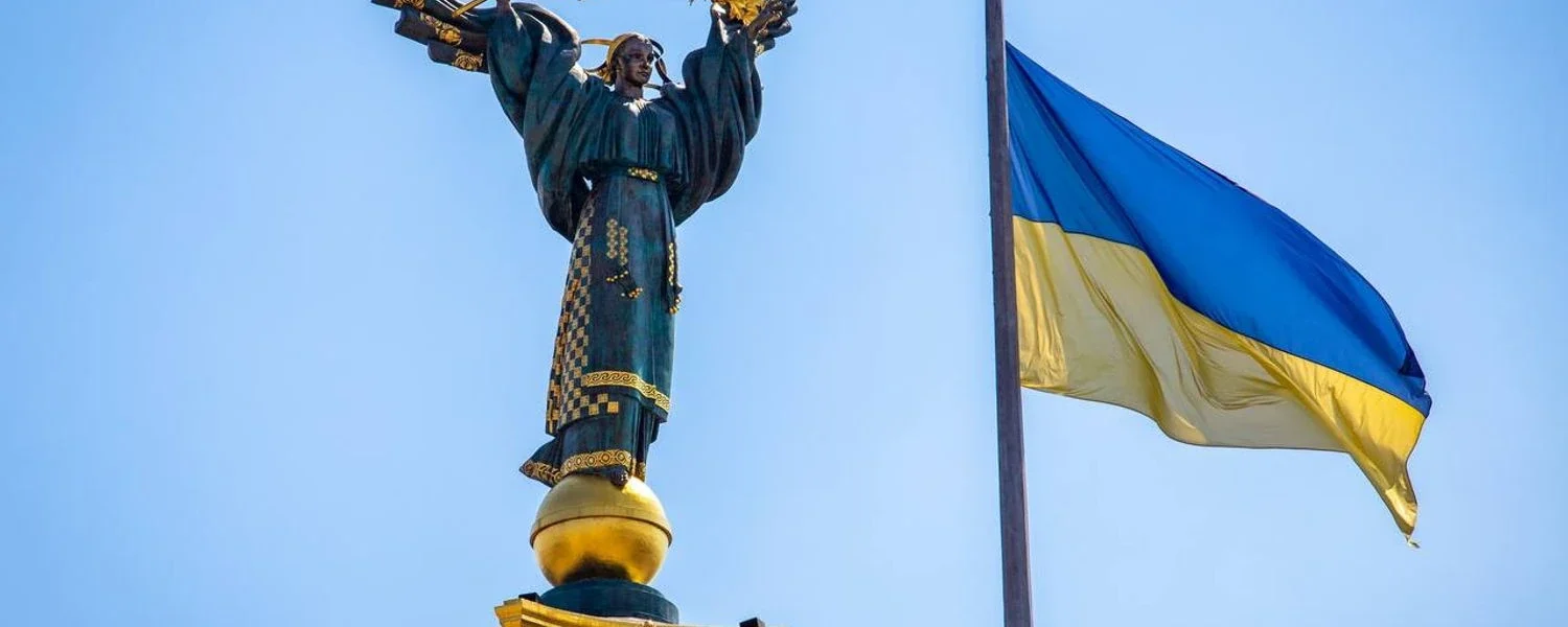 Атака рф зачепила три райони Києва, уламки впали під Монументом Незалежності у середмісті