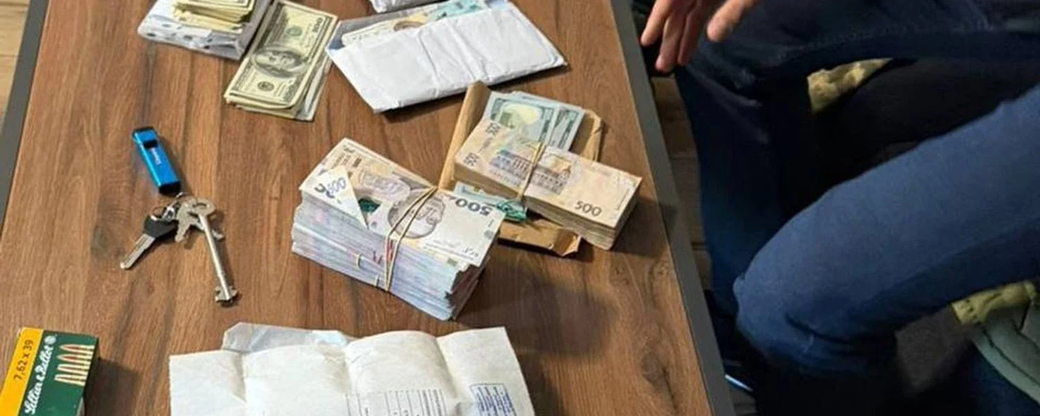 Вимагали понад 600 тис. доларів хабаря у справі про бурштин - в Офісі Генпрокурора заявили про викриття двох посадовців СБУ