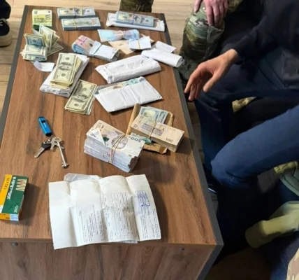 Вимагали понад 600 тис. доларів хабаря у справі про бурштин - в Офісі Генпрокурора заявили про викриття двох посадовців СБУ