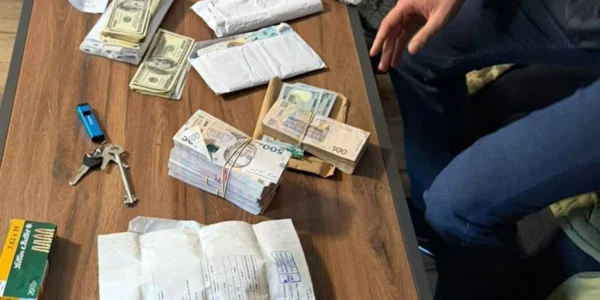 Вимагали понад 600 тис. доларів хабаря у справі про бурштин - в Офісі Генпрокурора заявили про викриття двох посадовців СБУ