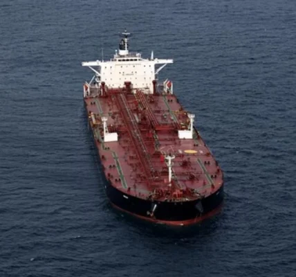 Зеленський: ми працюємо над конфіскацією нафти з суден тіньового флоту рф