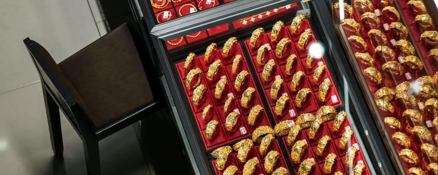 Золото різко впало і коливається біля $4500 на тлі загострення війни на Близькому Сході