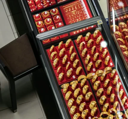 Золото різко впало і коливається біля $4500 на тлі загострення війни на Близькому Сході