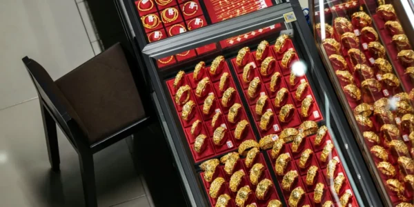 Золото різко впало і коливається біля $4500 на тлі загострення війни на Близькому Сході