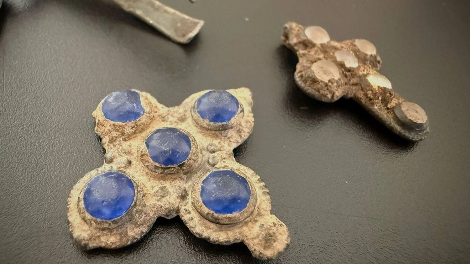 Митники запобігли вивезенню за кордон 39 археологічних пам’яток VIII–XX століть