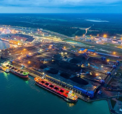 Російські порти на Балтиці знову призупинили відвантаження нафти після атаки дронів - Reuters