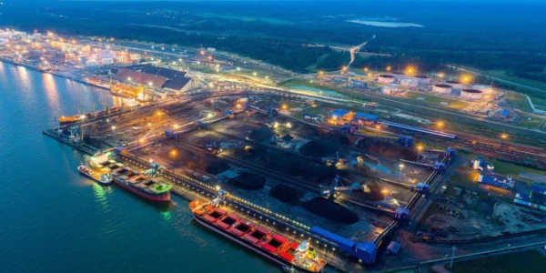 Російські порти на Балтиці знову призупинили відвантаження нафти після атаки дронів - Reuters