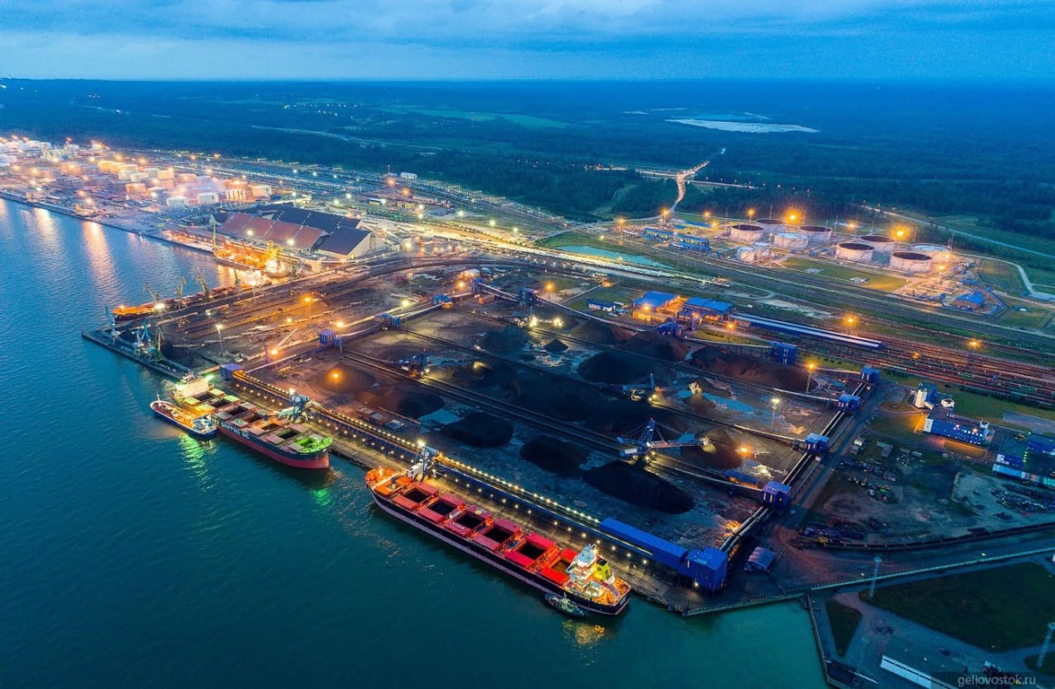 Російські порти на Балтиці знову призупинили відвантаження нафти після атаки дронів - Reuters