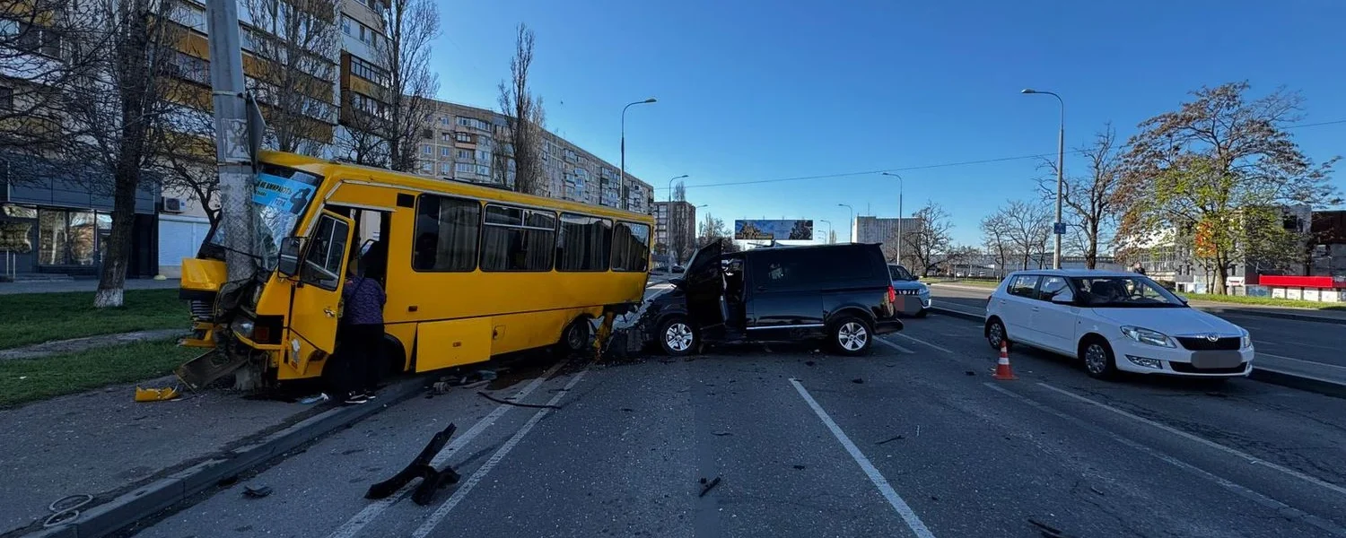 В Одесі військовий на Volkswagen Transporter зіткнувся із маршруткою, загинула пасажирка