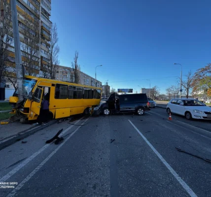 В Одесі військовий на Volkswagen Transporter зіткнувся із маршруткою, загинула пасажирка