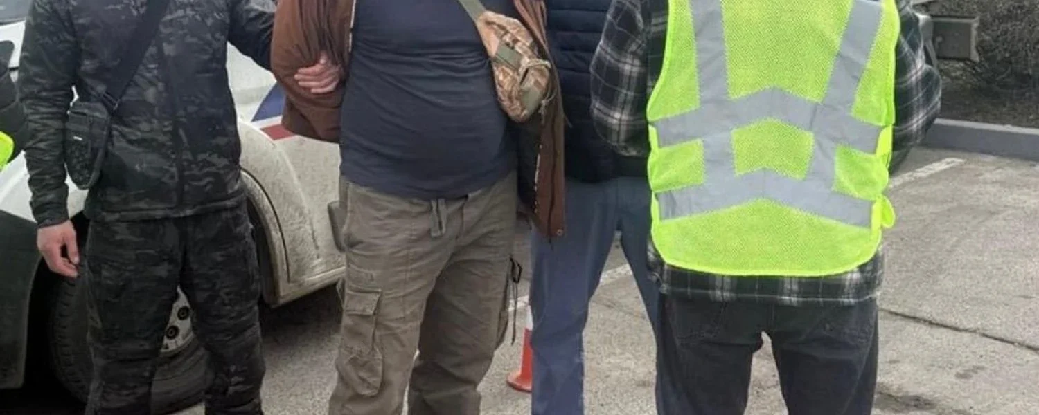 Через ліс з інструкціями та запрограмованим GPS: у Києві викрили схему переправлення чоловіків до ЄС через білорусь