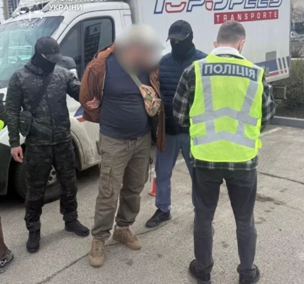 Через ліс з інструкціями та запрограмованим GPS: у Києві викрили схему переправлення чоловіків до ЄС через білорусь