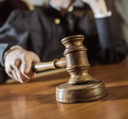 Напад на суддю у Дніпрі: чотирьох підозрюваних відправили під варту без права на заставу