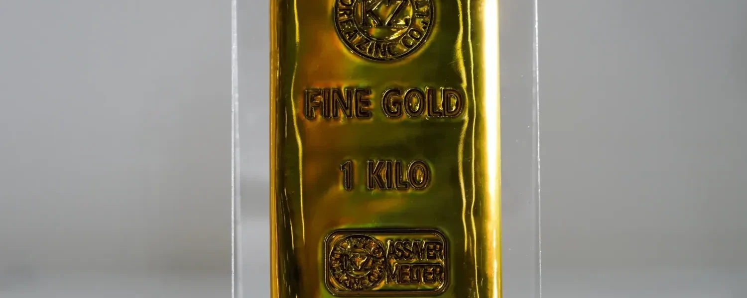 Золото стабілізувалося біля $4765 на тлі очікувань перемир’я з Іраном