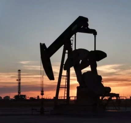 Нафта зростає вище 98 доларів, ринки реагують на удари в Лівані та ризики для Ормузької протоки