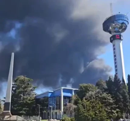 Пожежа на Туапсинському НПЗ триває понад дві доби, мешканців закликають носити респіратори