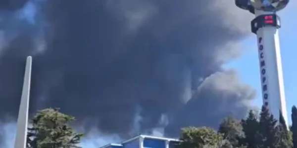 Пожежа на Туапсинському НПЗ триває понад дві доби, мешканців закликають носити респіратори