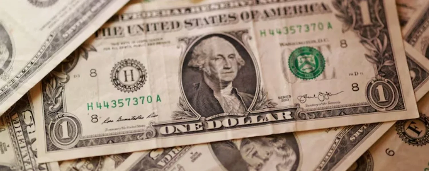 Долар впав до мінімуму за сім тижнів на тлі відкриття Ормузької протоки