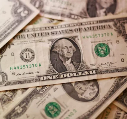 Долар впав до мінімуму за сім тижнів на тлі відкриття Ормузької протоки
