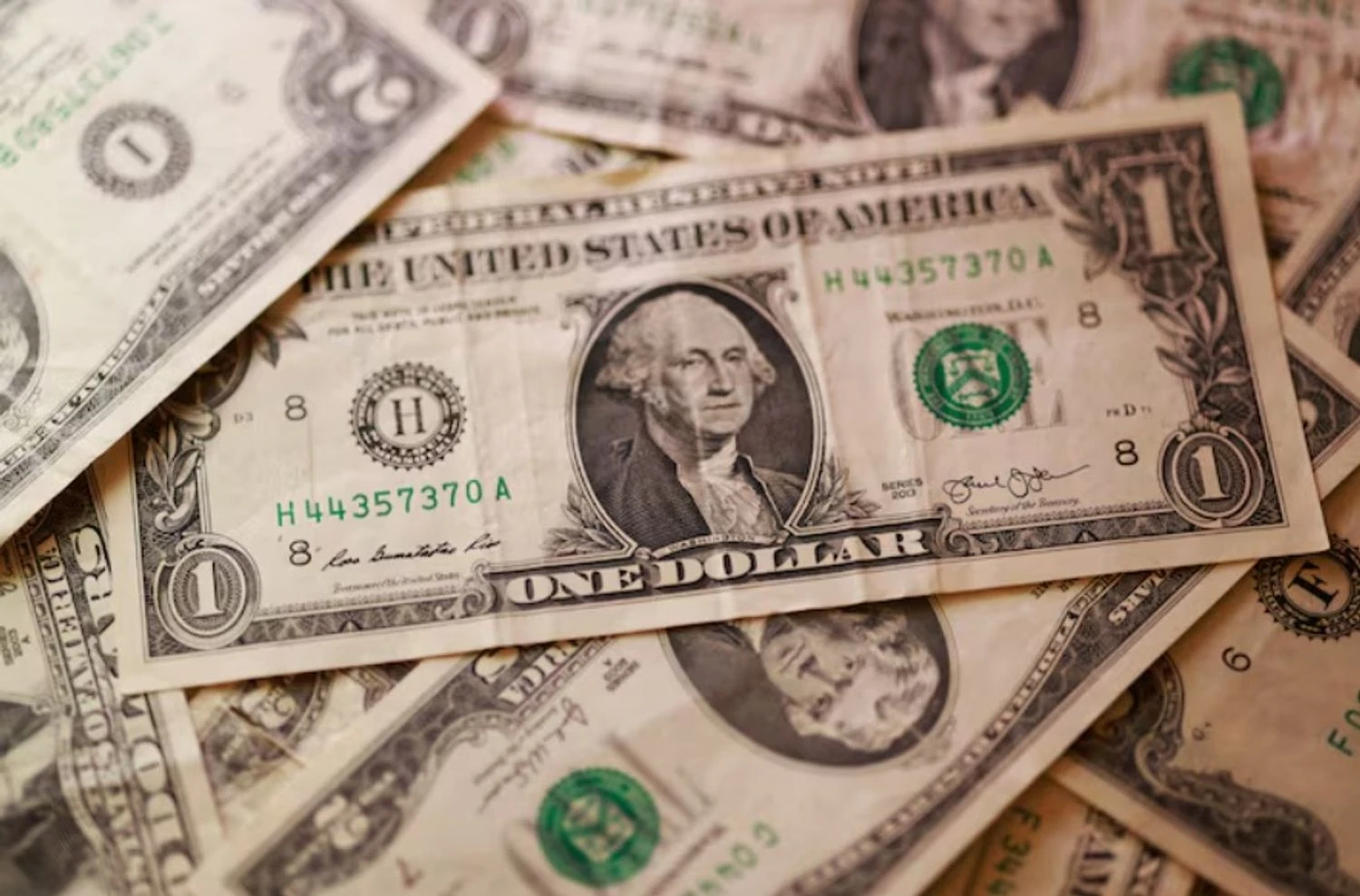 Долар впав до мінімуму за сім тижнів на тлі відкриття Ормузької протоки