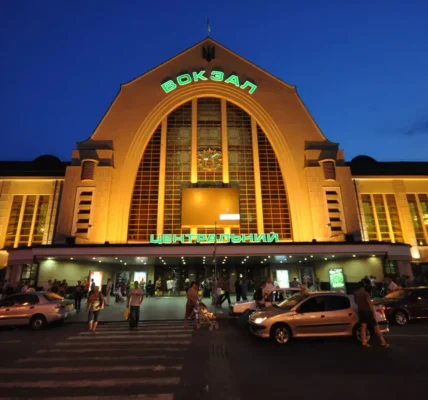 Вокзали Києва та Львова хочуть зробити доступнішими за гроші від ЄБРР - підписали угоду