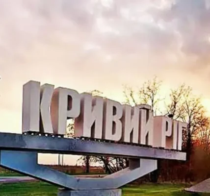 У Кривому Розі окупанти влучили в житловий будинок, є загиблі та поранені