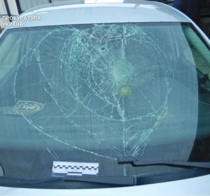 У Кропивницькому чоловіку, який провіз військового ТЦК на капоті авто, повідомлено про підозру