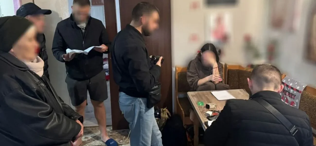 Змушували працювати в еротичному салоні. У Львові затримали двох сестер за підозрою в експлуатації неповнолітньої
