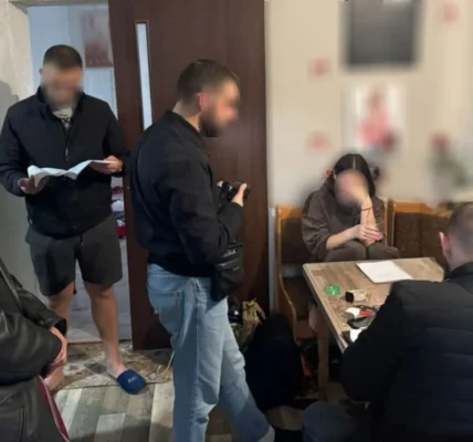 Змушували працювати в еротичному салоні. У Львові затримали двох сестер за підозрою в експлуатації неповнолітньої