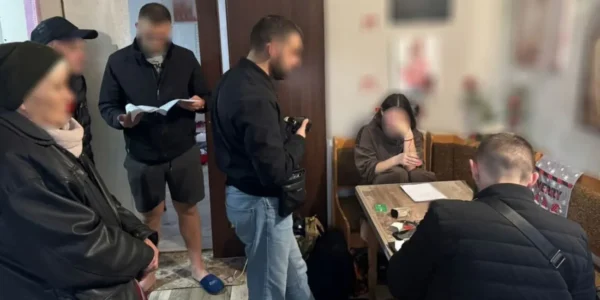 Змушували працювати в еротичному салоні. У Львові затримали двох сестер за підозрою в експлуатації неповнолітньої