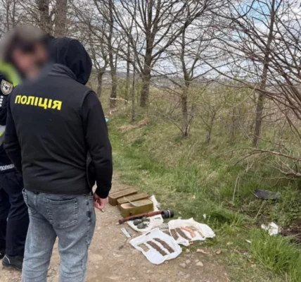 В Україні виявили 20 схронів і вилучили понад 1000 одиниць зброї - поліція показала кадри