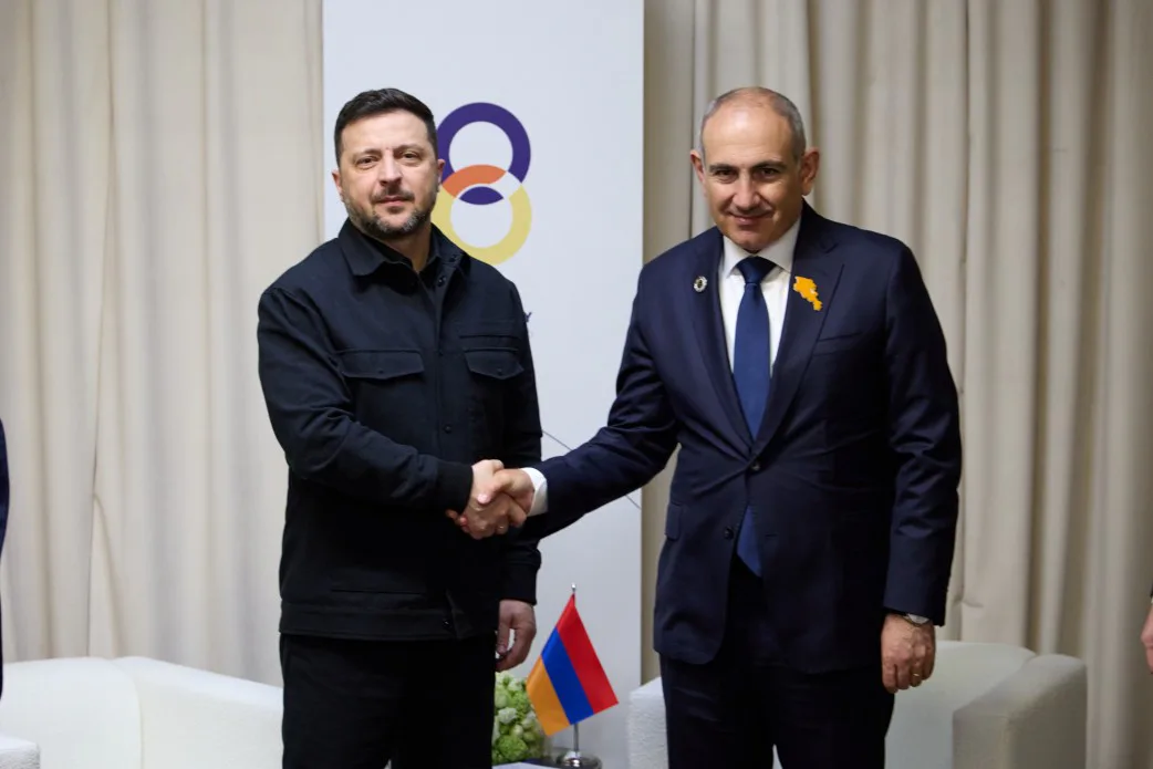 "Паніка і злість" – як у росії реагують на візит Зеленського до ВірменіїВізит Зеленського до Єревана викликав агресію пропагандистів рф через втрату впливу на Вірменію. У москві посилюють безпеку та
готуються до обмежень зв’язку.Політика • 4 травня, 16:00 • 66862 перегляди