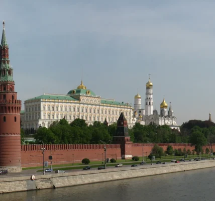 У кремлі відреагували на указ Зеленського про дозвіл параду в москві