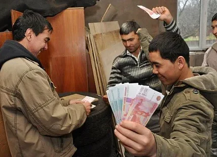 росія прив’язує мігрантів до війни через гроші - розвідка