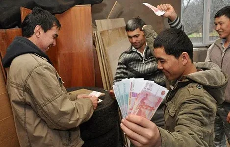 росія прив’язує мігрантів до війни через гроші - розвідка