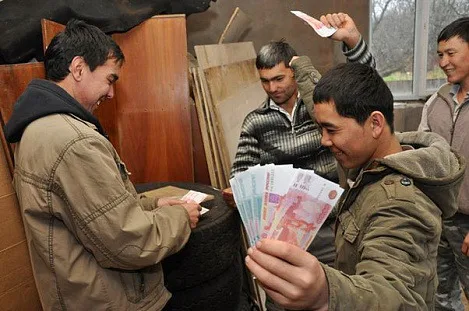 росія прив’язує мігрантів до війни через гроші - розвідка