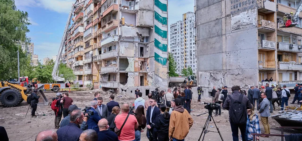 Понад 60 дипломатам показали місце влучання російської ракети у багатоповерхівку в Києві