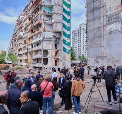 Понад 60 дипломатам показали місце влучання російської ракети у багатоповерхівку в Києві