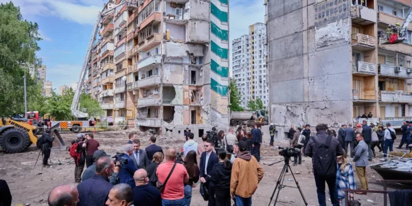 Понад 60 дипломатам показали місце влучання російської ракети у багатоповерхівку в Києві